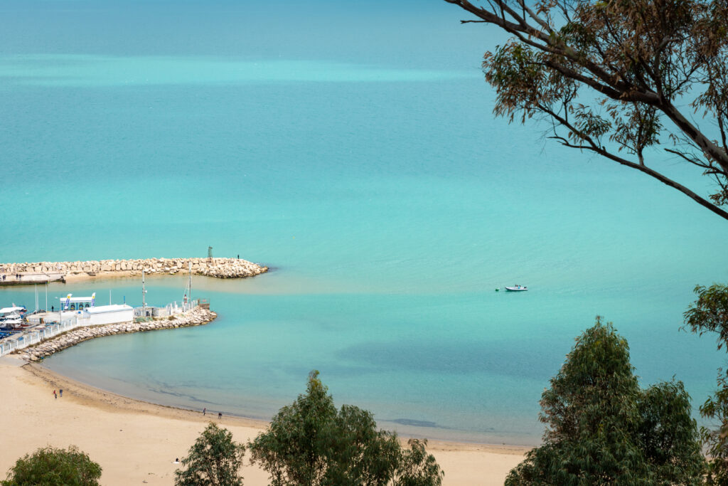 Que faire à Sidi Bou Saïd en Tunisie ? Bronzer sur la plage 