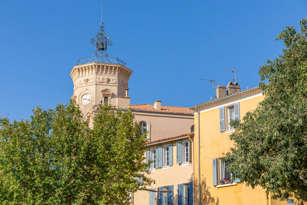 Façade ensoleillée du centre historique de La Ciotat