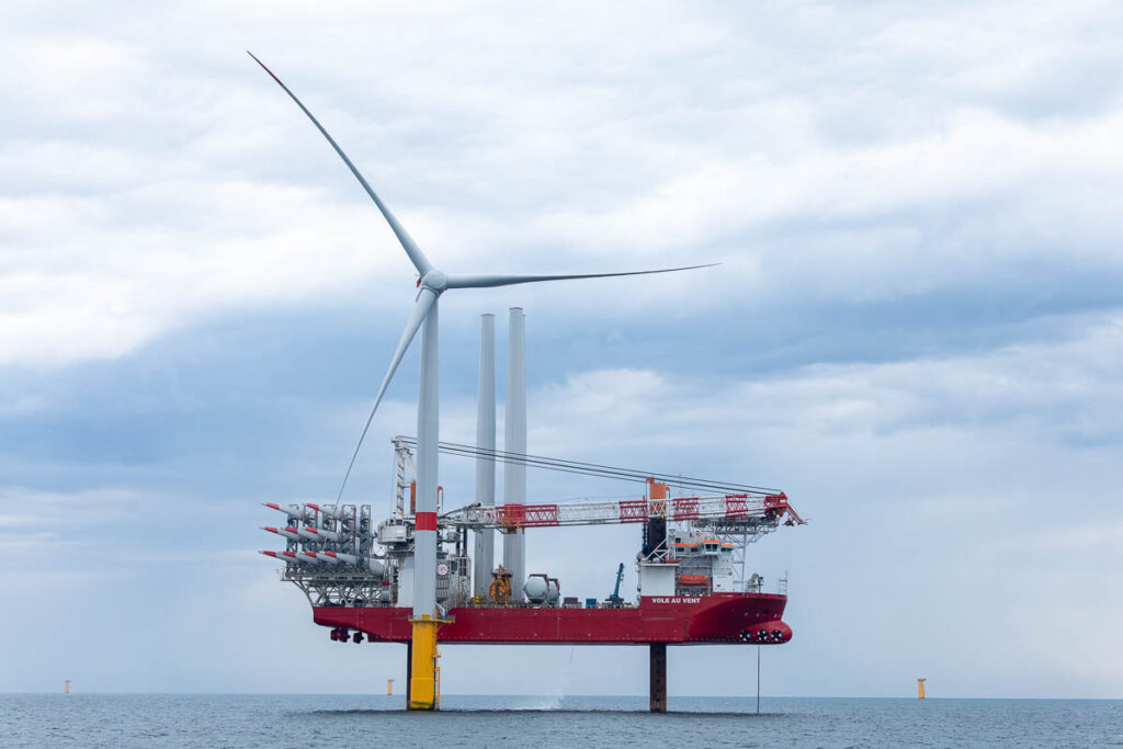 Installation de la premiere eolienne du parc Yeu-Noirmoutier
