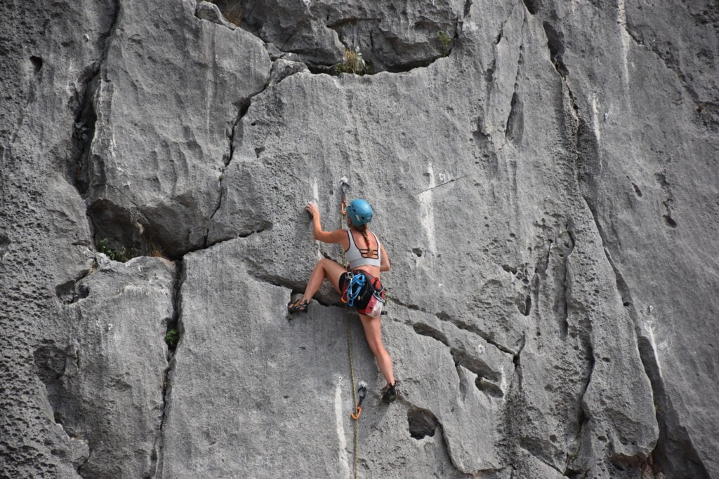 Faire de l’escalade à flanc de montagne