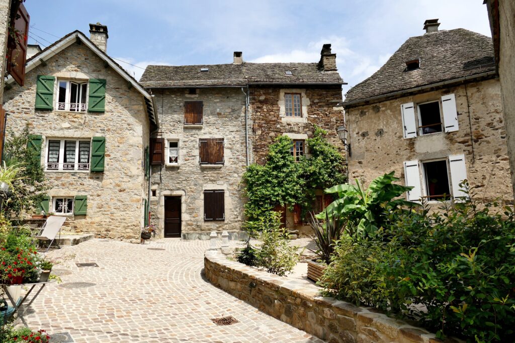 Rue pavée du village de Chaudes-Aigues