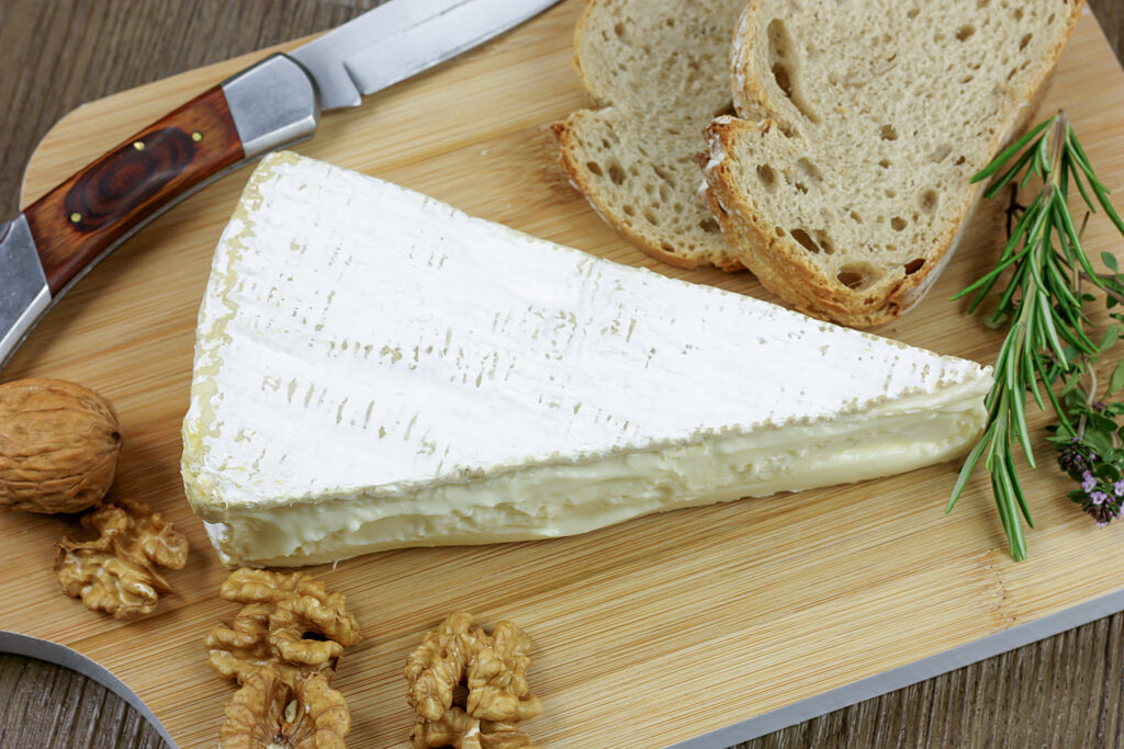 Tranche de brie et pain sur une planche à découper