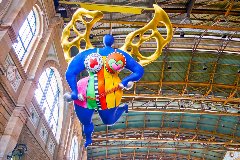 L'ange protecteur de Niki de Saint Phalle, exposée à la gare de Zurich 