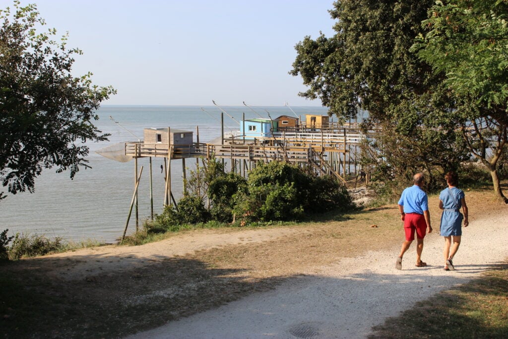 Deux promeneurs sur le sentier des douaniers