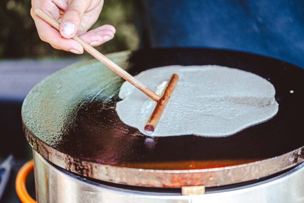 Crêpe de blé noir faite sur le billig 