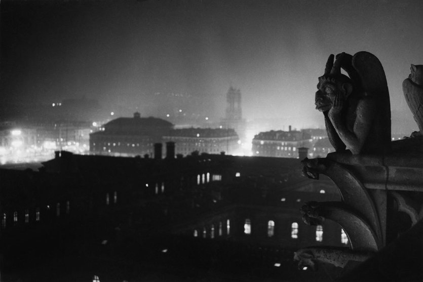 Chimère vue de Notre-Dame sur Paris et la Tour Saint-Jacques - © Brassaï