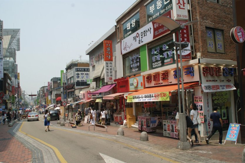 Les boutiques de mode se succèdent dans le quartier de l'Université Ewha. - © Barthélémy COURMONT