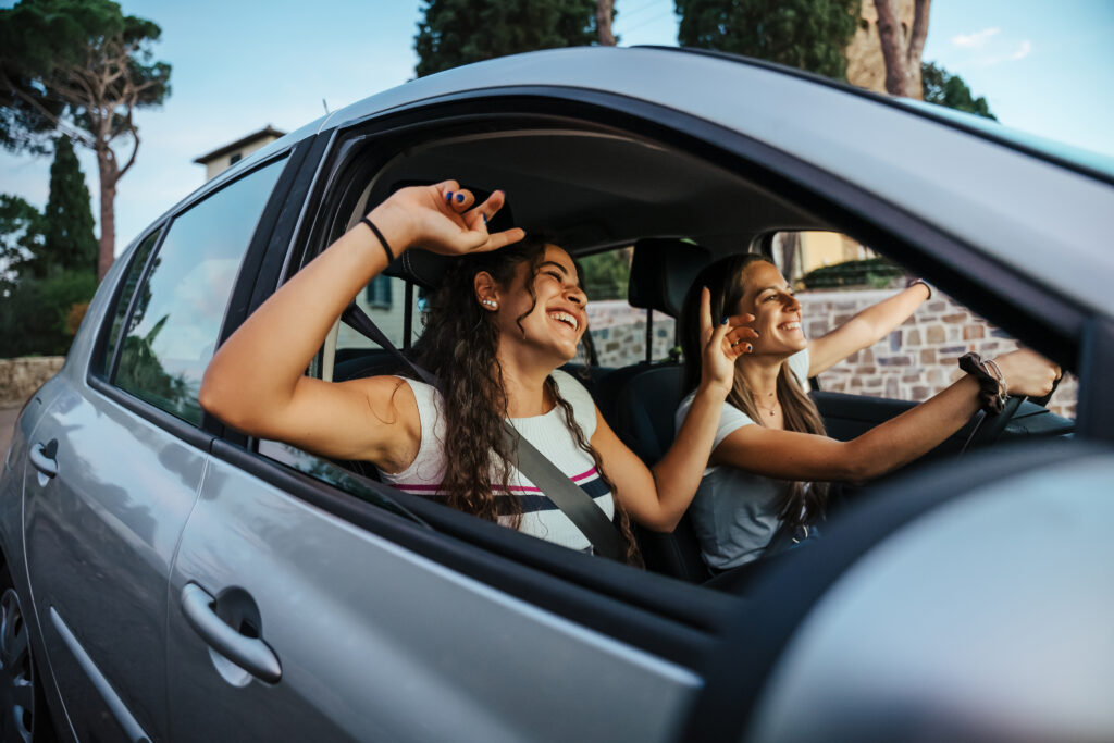 Amies en voiture 