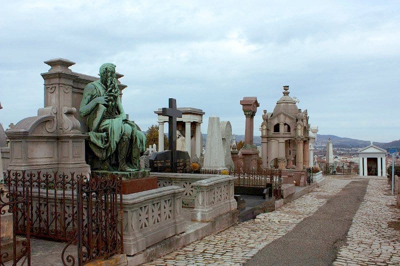 Que faire à Saint-Etienne ? Le cimetière du Crêt de Roch, un musée de sculptures en plein air