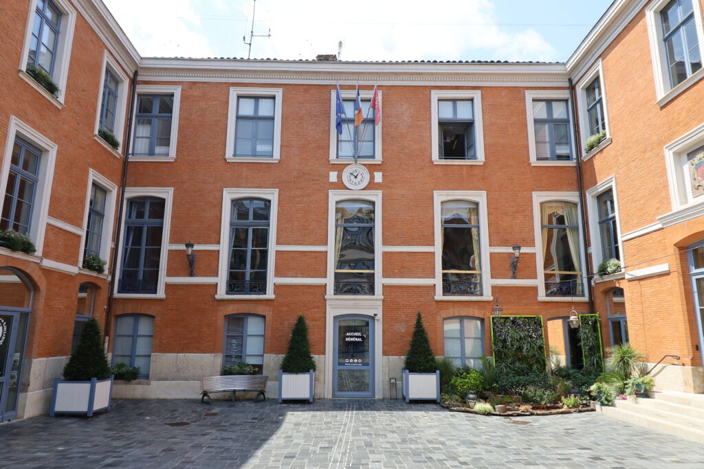 La mairie, vue de l'extérieur, ville de Montauban