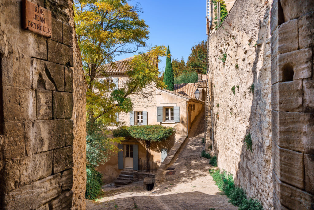 Petite ruelle pavé (calade) de village de Gordes, en Provence