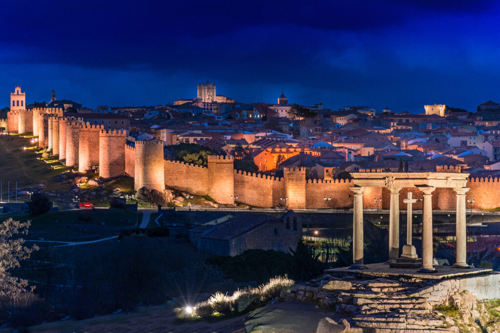 Vue sur Avila de nuit