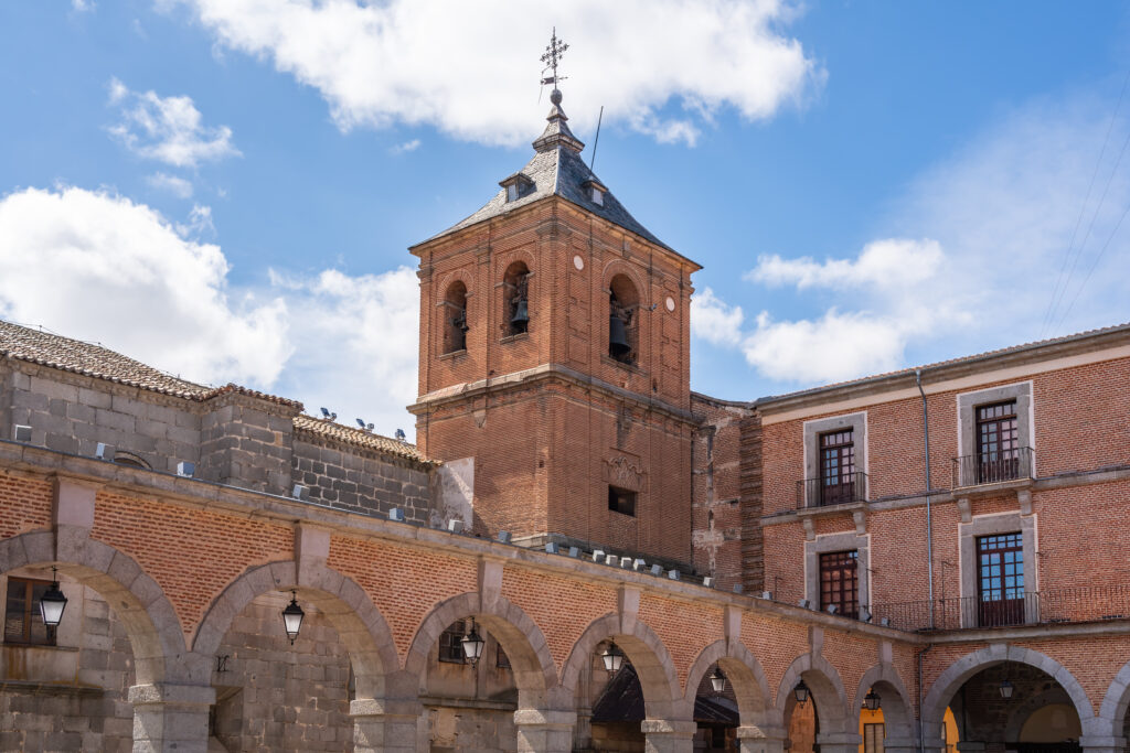 Église Saint Jean Baptiste sur la Plaza del Mercado Chico Square
