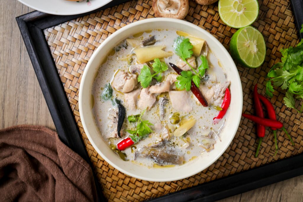 Tom kha gai, une des spécialités culinaires emblématiques en thaïlande