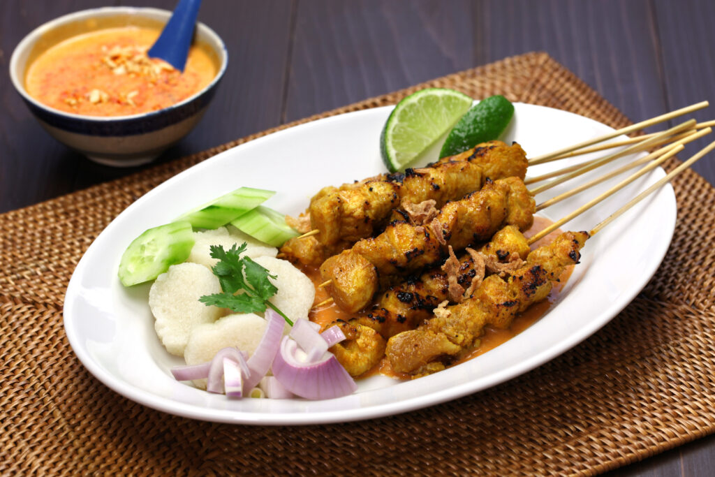 chicken satay, une des spécialités culinaires à tester en thaïlande