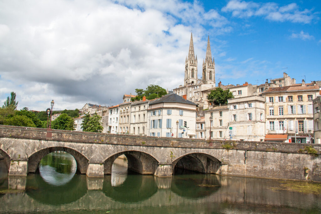 Le pont sur la Sèvre Niortaise et l'église saint André, Niort