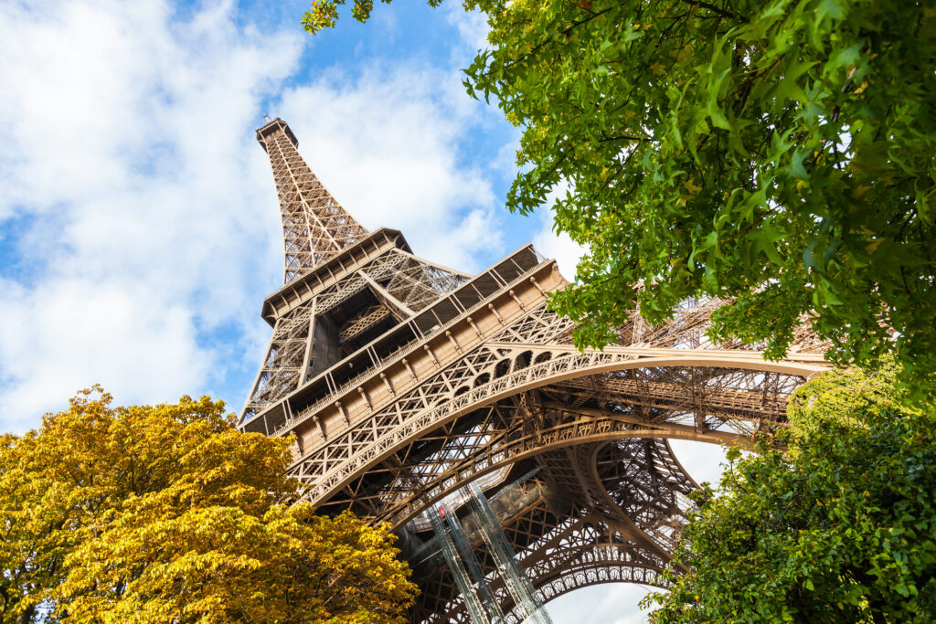 Monter en haut de la tour Eiffel à Paris