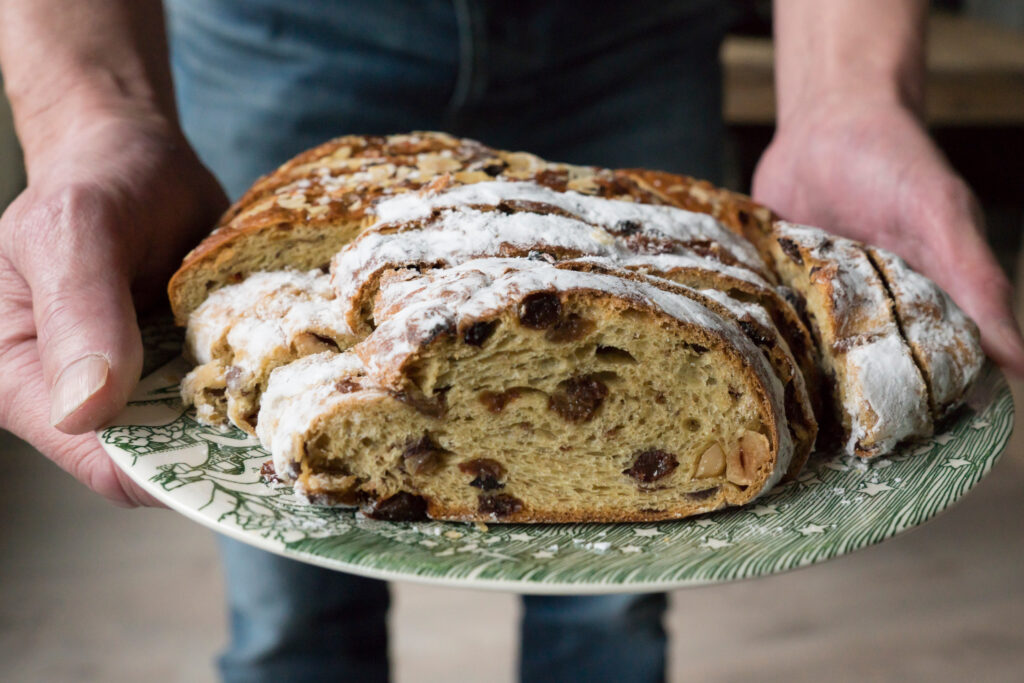 Le Kerststol, une brioche garnie de fruits secs,