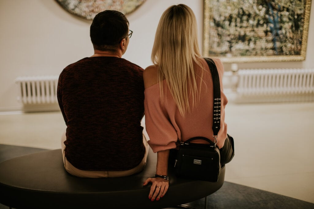 Couple au musée