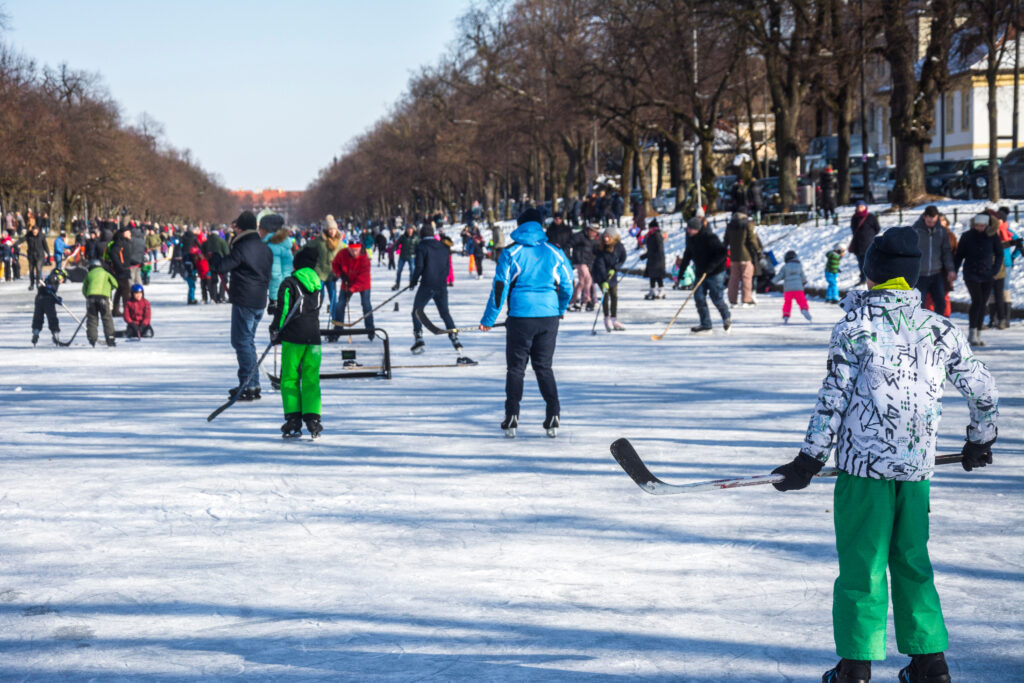 Que faire à Munich en hiver ? Faire du curling sur le Schlosskanal de Nymphenburg