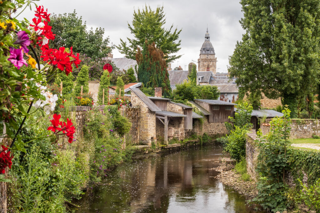 Vue sur l'église Notre-Dame de Villedieu-les-Poêles