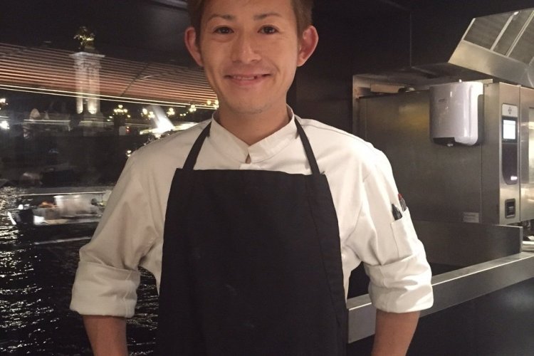 le Chef Ryunosuke Naito dans sa cuisine au Bistrot Alexandre III - © Saliha HADJ-DJILANI