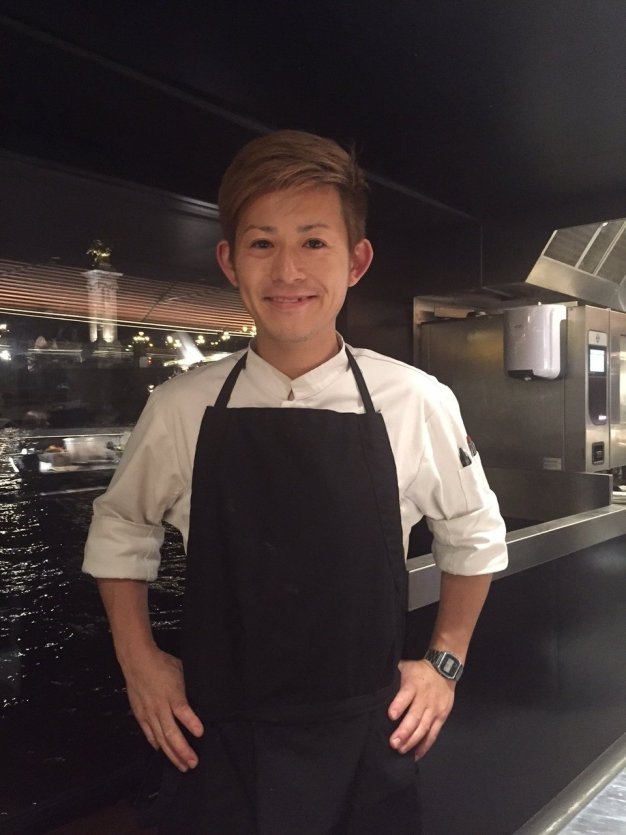 le Chef Ryunosuke Naito dans sa cuisine au Bistrot Alexandre III - © Saliha HADJ-DJILANI
