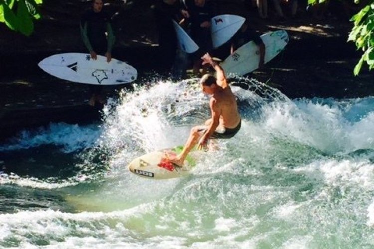 Le spot de surf à Munich-Rivière Eisbach - © Saliha HADJ-DJILANI