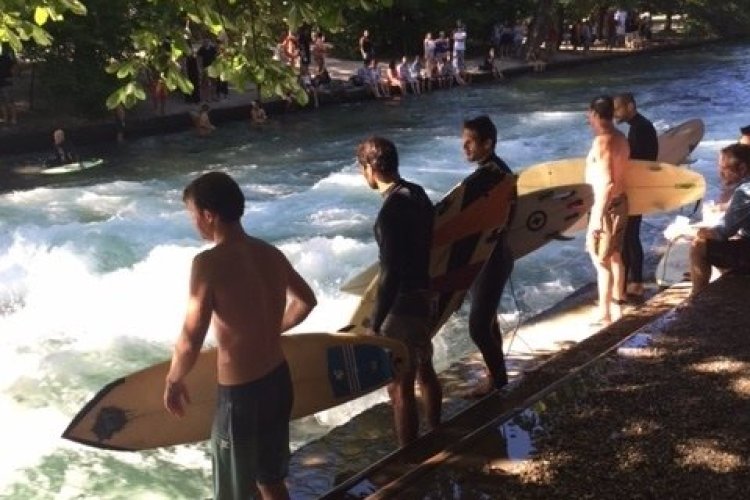 Surfeurs à la queue leu-leu au spot de surf de Munich-Rivère Eisbach - © Saliha HADJ-DJILANI