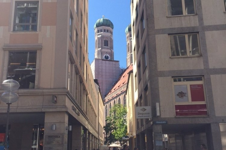 Vue sur la cathédrale de Munich depuis le centre historique - © Saliha HADJ-DJILANI