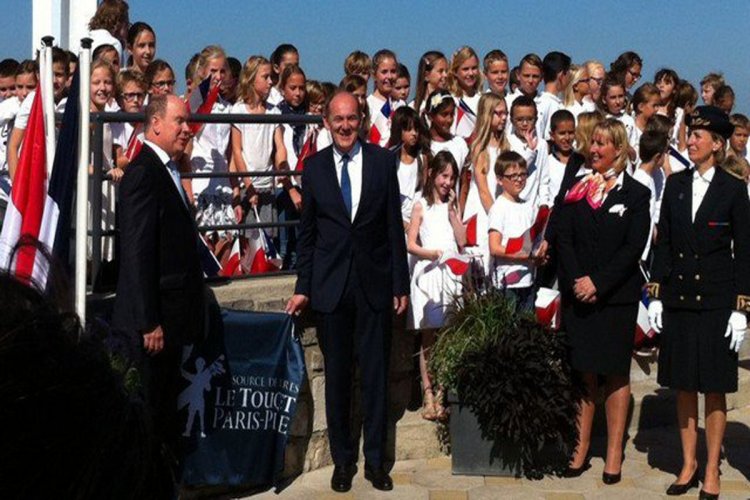 Albert II a inauguré la « promenade des princes de Monaco » avec le député-maire du Touquet Daniel Fasquelle - © FRANCE 3