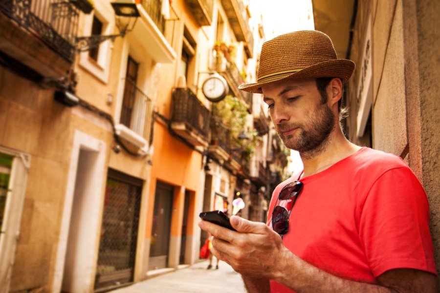 Téléphoner sans se ruiner en vacances : nos conseils et bons plans