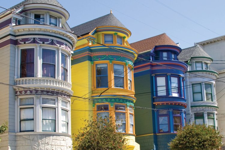 Maisons victoriennes colorées du district de Haight Ashbury. - © lcoccia - iStockphoto