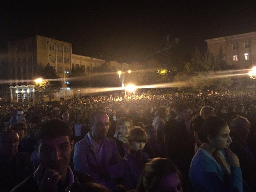 Les milliers de spectateurs au concert de Patrick Fiori à Stepanakert - © Saliha HADJ-DJILANI