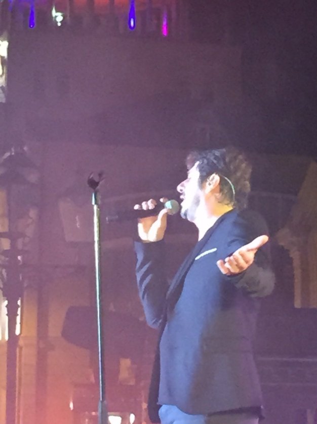 Patrick Fiori en plein concert à Stepanakert - © Saliha HADJ-DJILANI
