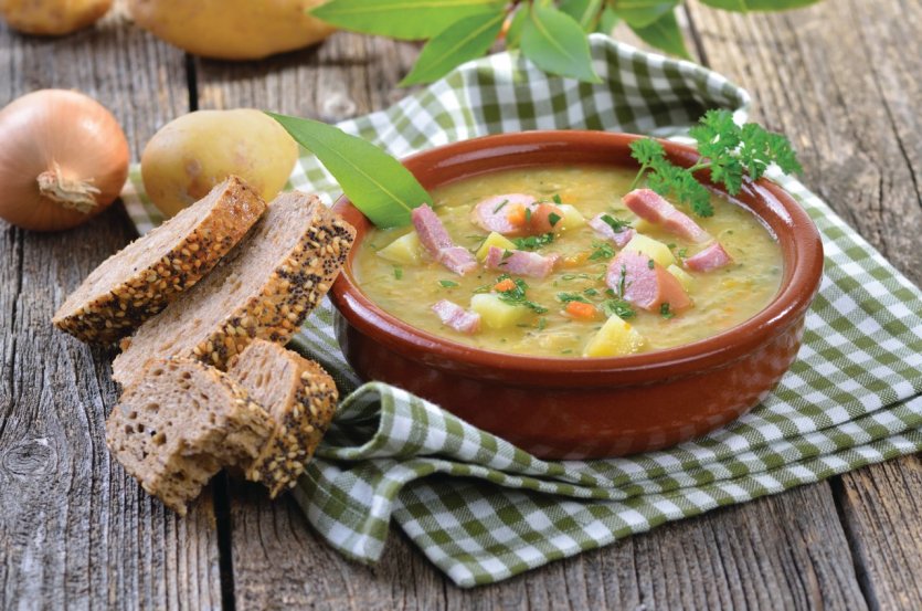 Soupe de pommes de terre et lardons à la sauce autrichienne. - © KabVisio - iStockphoto
