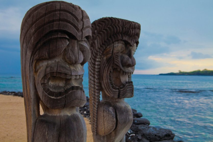 Tikis totem sur la plage de Pu'Uhonua o Honaunau national historical park. - © 123455543 - iStockphoto