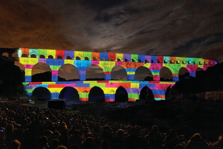 Le magicien d'eau illumine le pont du Gard