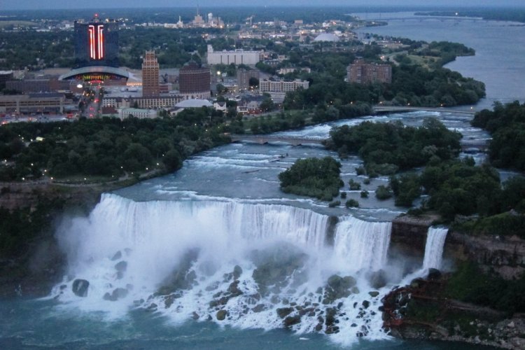 Vue panoramique sur les chutes américaines et sur les Etats-Unis depuis la Skylon Tower. - © Stéphan SZEREMETA