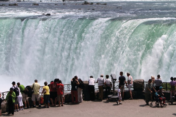 Belvédère au-dessus des chutes canadiennes. - © Stéphan SZEREMETA