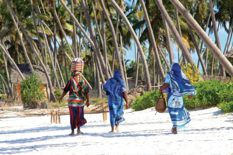 Femmes de Zanzibar sur une plage de sable. - © dsukhov - Fotolia