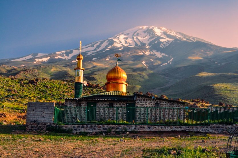 Le Mont Damavand, point culminant de l'Iran, atteint 5 610 m d'altitude. - © Michal Knitl / Shutterstock.com