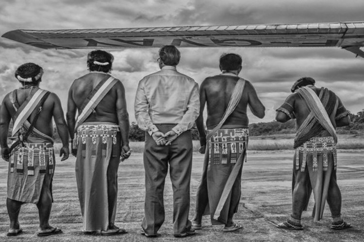 Camopi, février 2015, Monsieur le Sous-Préfet de l’Est Guyanais et les chefs coutumiers de Camopi attendent la visite de Madame la Ministre des Outre-mer. - © Christophe Gin pour la Fondation Carmignac