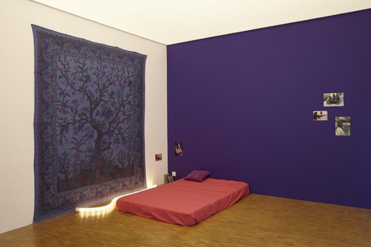 Nos années 70 (chambre), 1992, installation view - © Grégoire Vieille / Adagp, Paris 2015