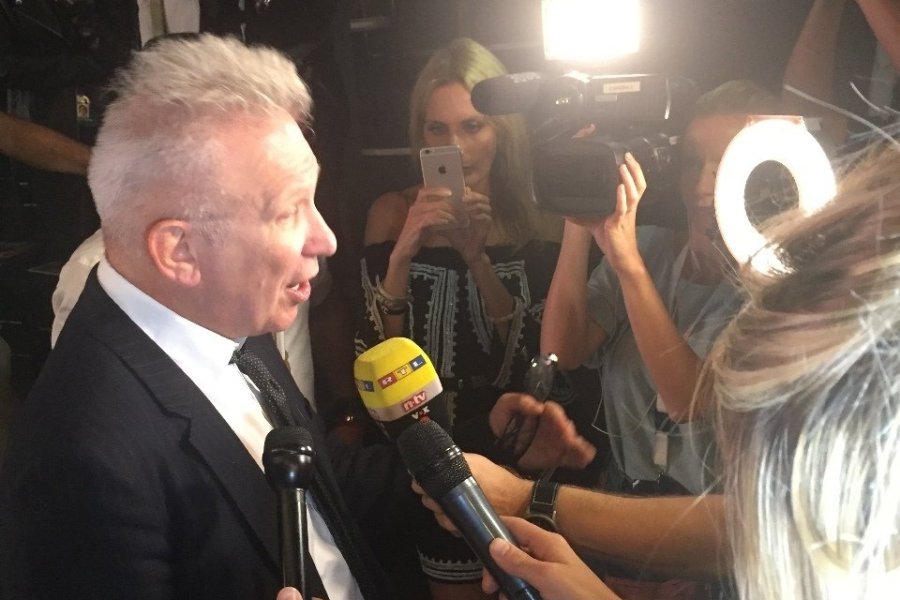 Jean-Paul Gaultier en pleine conférence de presse à Dominicana Moda