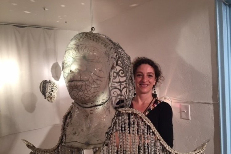 Pascale Monnin et son ange-Galerie Monnin-Aqua art Miami-Hotel Aqua - © Saliha HADJ-DJILANI