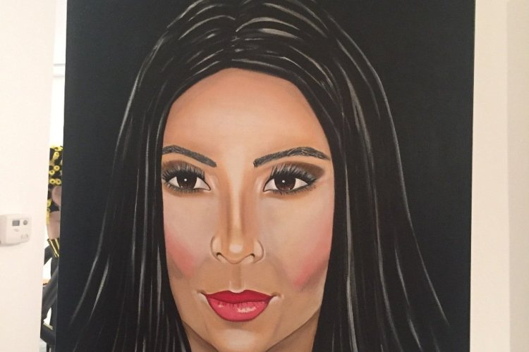 Kim Kardashian par Clara Poupel-France Pavilion - © Saliha HADJ-DJILANI