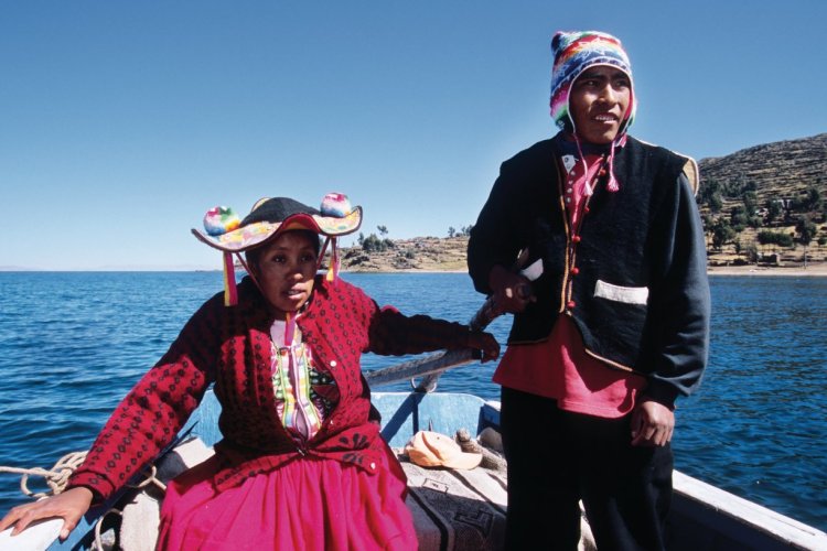 Péruviens navigant sur le lac Titicaca près de Llachon. - © Author's Image