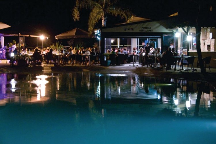 L'Atlantis et sa piscine de nuit - © Xavier BONNIN