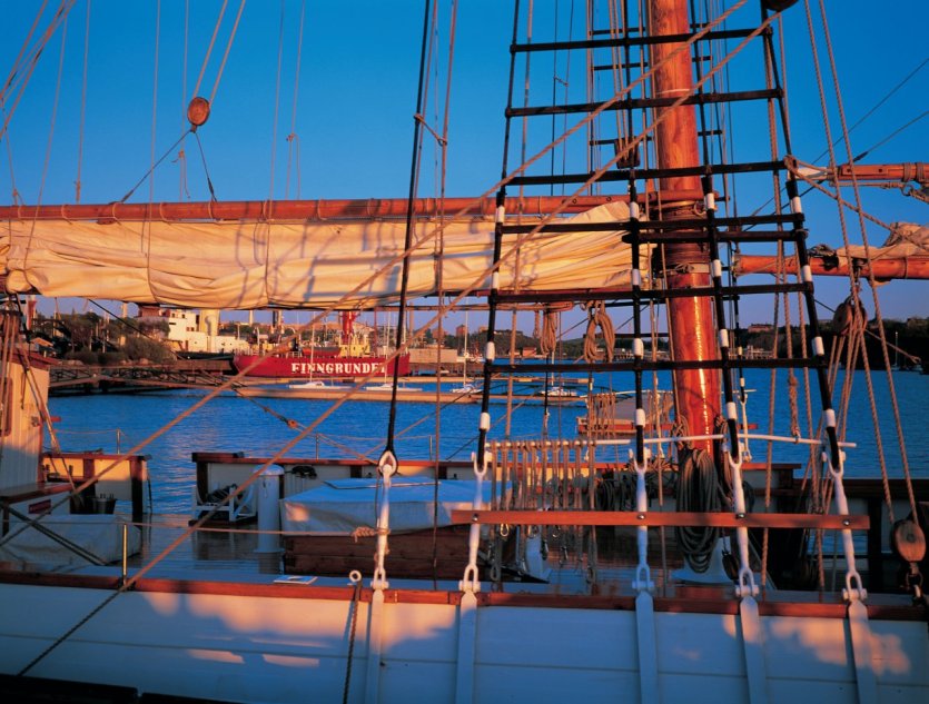 Vieux bateau dans le parc de Djurgården. - © Tom Pepeira - Iconotec